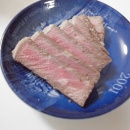 ピンボケ写真でスミマセン(＾＾；
ローストビーフを食べたい時は、いつも特売のステーキ用のお肉で作ってるのですが、とっても美味しく出来ました❤